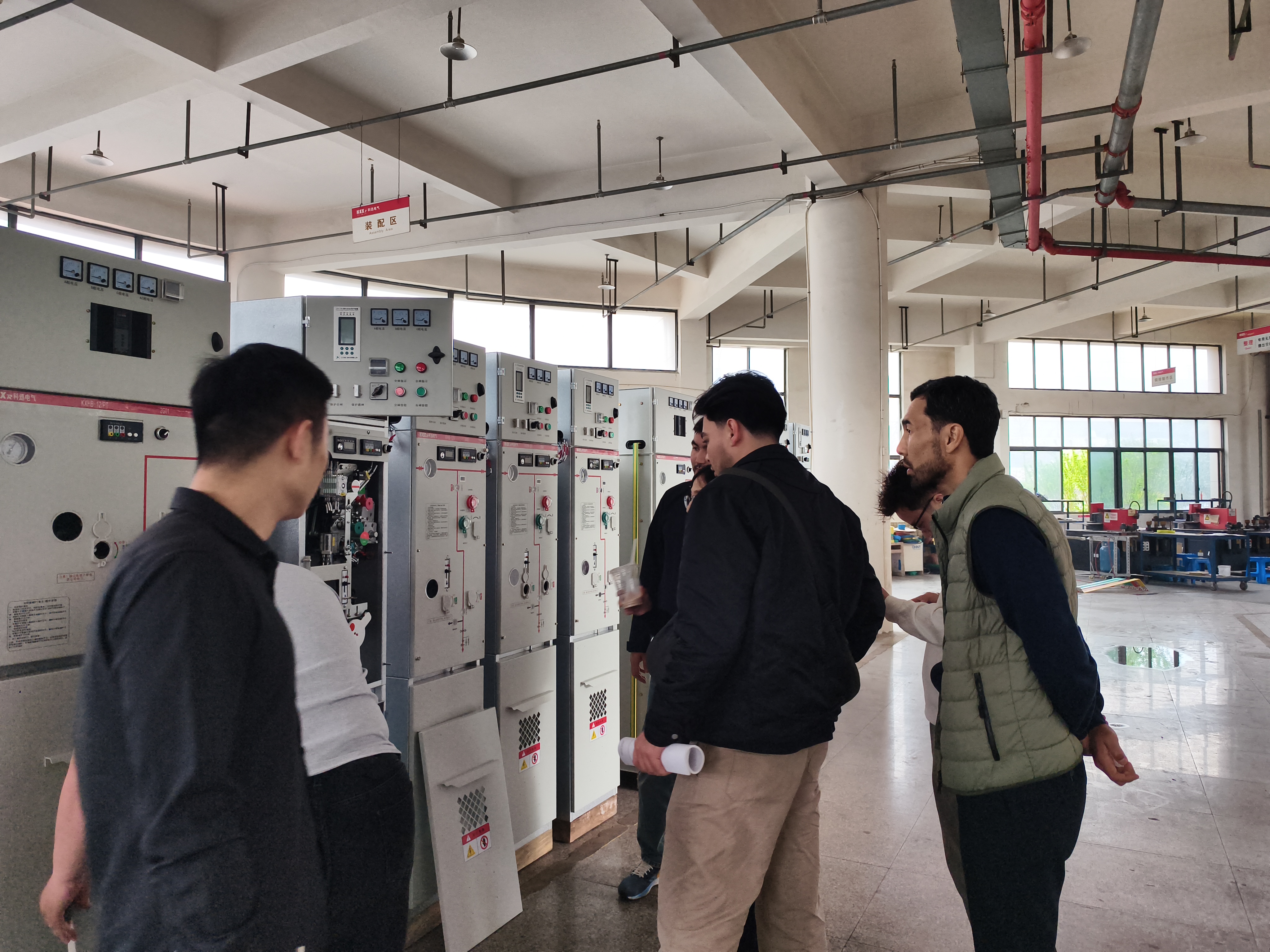 Khách hàng Kazakhstan đến thăm Cơ sở sản xuất thiết bị phân phối điện cao áp của Kexun Electric